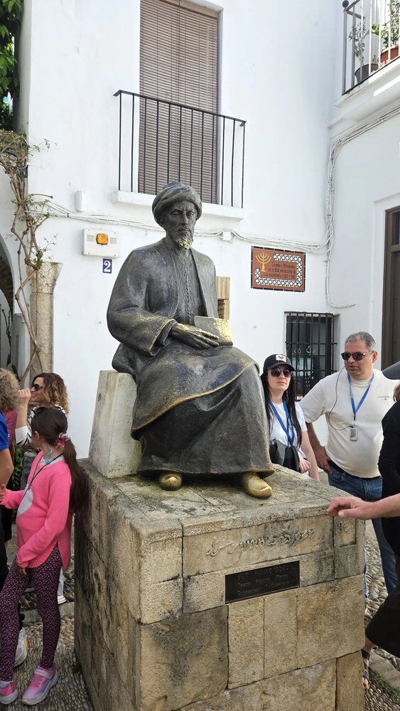 Statue of Maimonides in the Judería