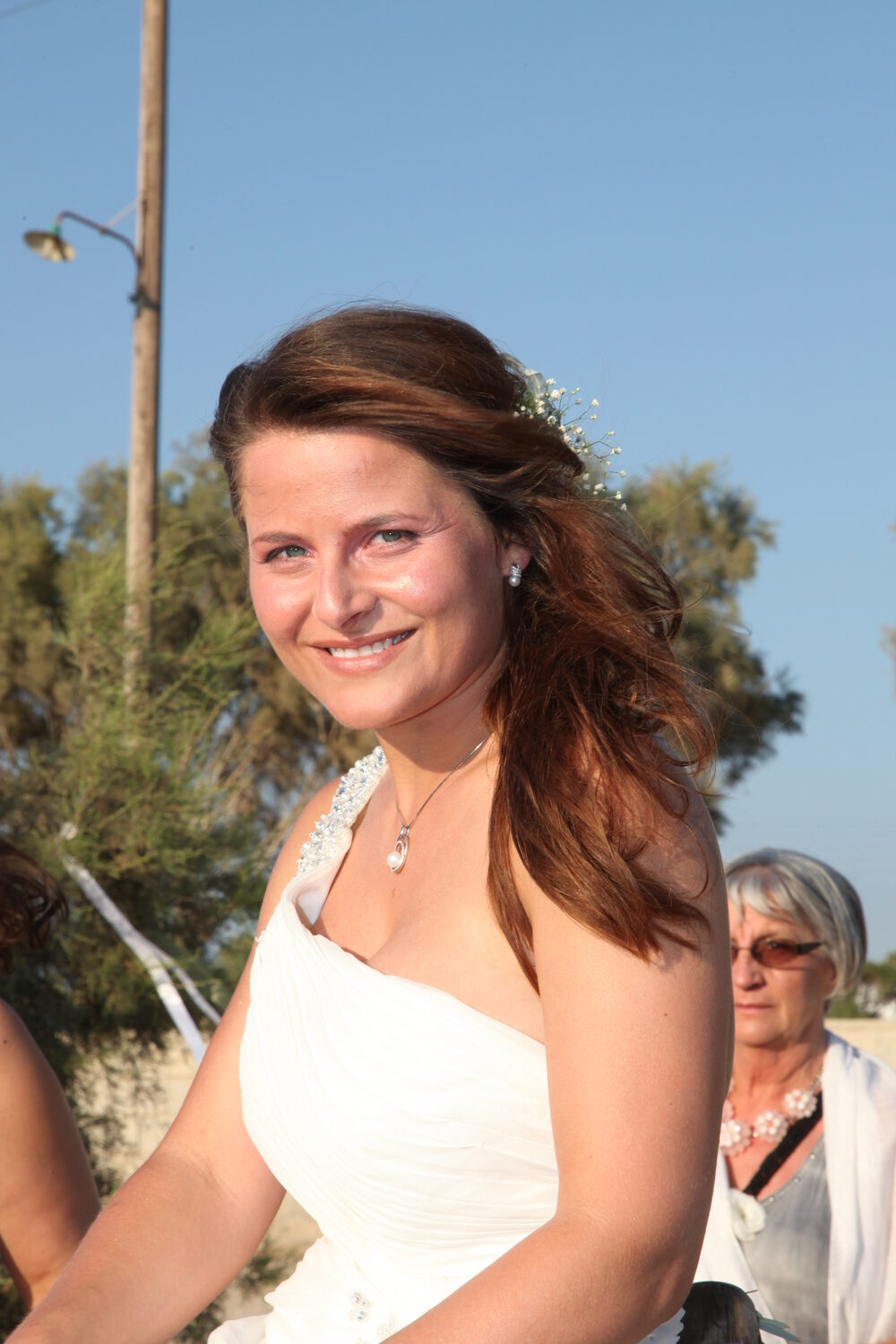 The bride arriving at the beach