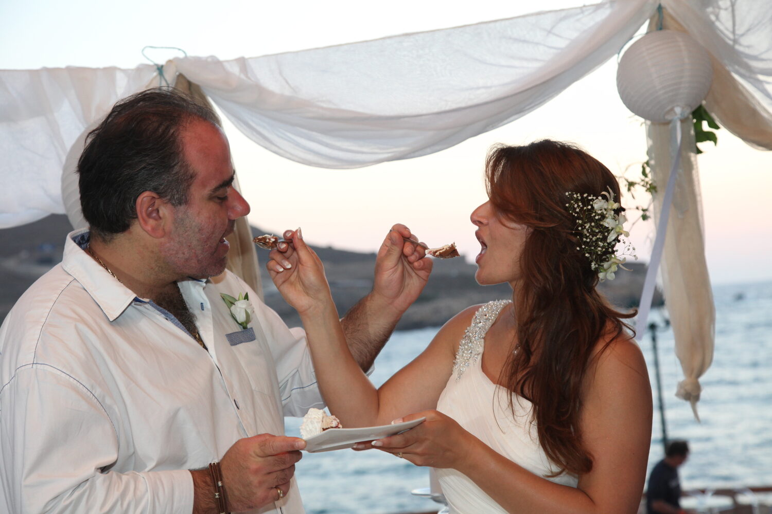 The couple feeding each other cake