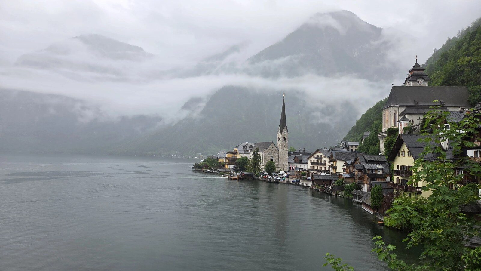 The classic view across the Hallstättersee