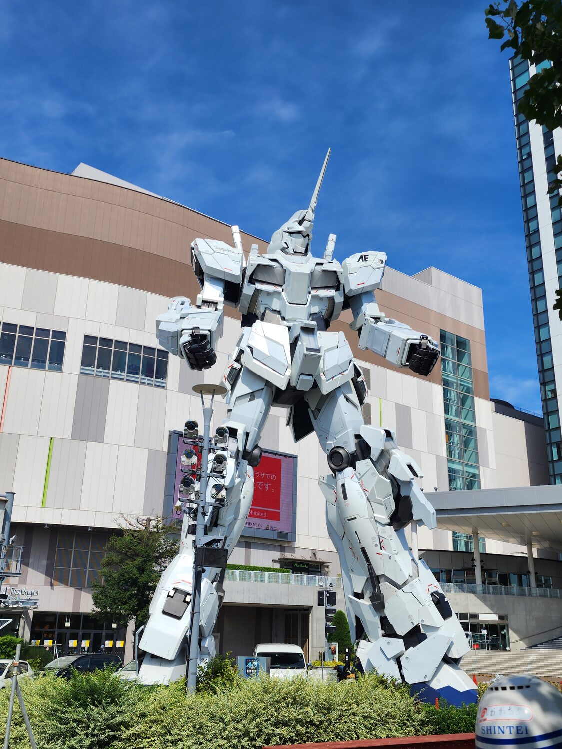 The life-size Unicorn Gundam statue