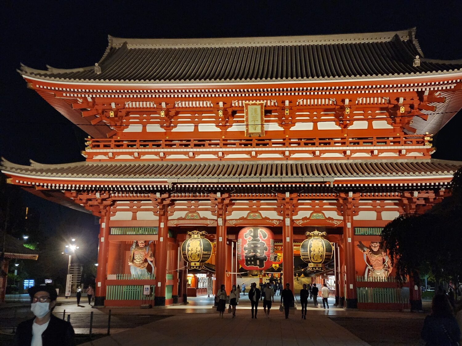 The Kaminarimon gate at Sensō-ji at night