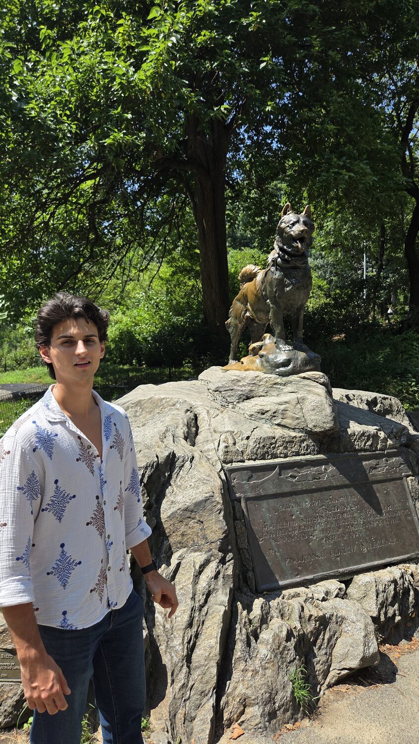 Alex at the Balto statue
